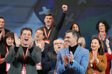 El secretario general del PSdeG, José Ramón Gómez Besteiro (i), y el secretario general del PSOE y presidente del Gobierno, Pedro Sánchez (d), durante la clausura del 15 Congreso Regional del PSde