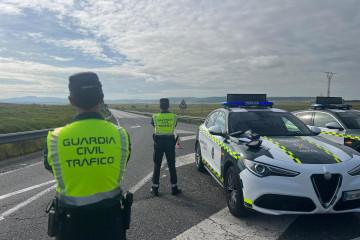 Archivo - Guardias Civiles realizan un control en una carretera de Cáceres sobre el uso de los cinturones de seguridad