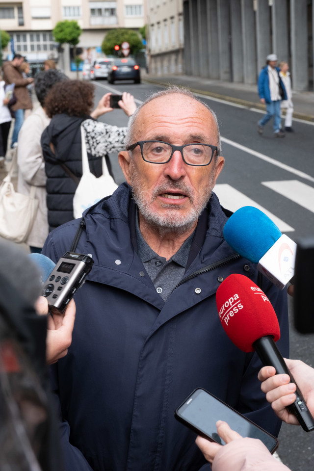 Archivo - El médico y portavoz de SOS Sanidade, Manuel Martín, atiende a medios durante una concentración en apoyo a la Atención Primaria, convocada por la Plataforma SOS Sanidade Pública de Galicia, a 9 de mayo de 2023, en Santiago de Compostela, A Coruñ