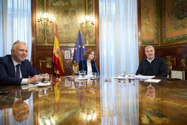 El Ministro de Política Territorial y Memoria Democrática, Ángel Víctor Torres, la ministra de Hacienda, María Jesús Montero, y el presidente de Canarias, Fernando Clavijo, durante una reunión en la sede del Ministerio, a 10 de marzo de 2025