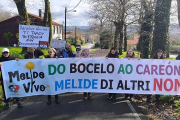 Protesta de Melide Vigo con Ramón Laia segundo por la derecha sosteniendo la polémica pancarta en una foto del Facebook del colectivo