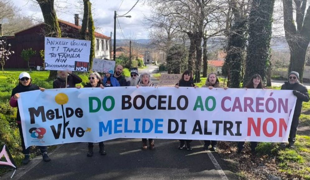 Protesta de Melide Vigo con Ramu00f3n Laia segundo por la derecha sosteniendo la polu00e9mica pancarta en una foto del Facebook del colectivo