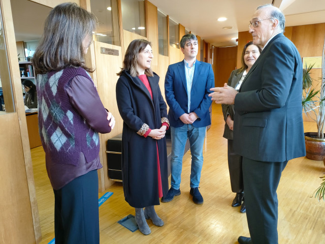 La conselleira de Medio Ambiente y Cambio Climático, Ángeles Vázquez, con el rector de la UVigo, Manuel Reigosa.