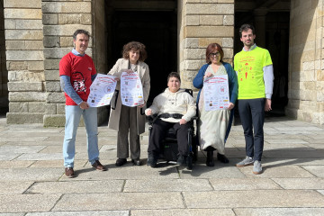 Representantes de la corporación municipal y de la organización de la andaina solidaria 'Unha tarde con Samuel' presentes en su presentación.