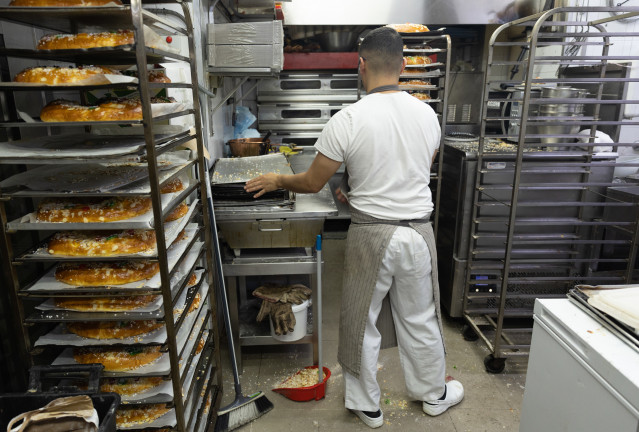 Archivo - Un pastelero elabora la masa de roscones