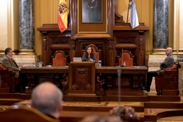 La alcaldesa de A Coruña, Inés Rey, en el pleno durante la cuestión de confianza a la que se sometió vinculada a los presupuestos