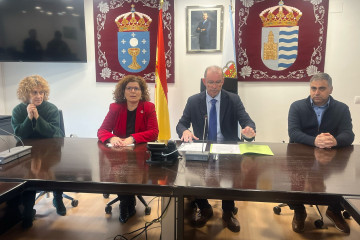 El alcalde del Ayuntamiento de Miño (A Coruña), Manuel Vázquez Faraldo, durante una reunión con la subdelegada del Gobierno en A Coruña, María Rivas.