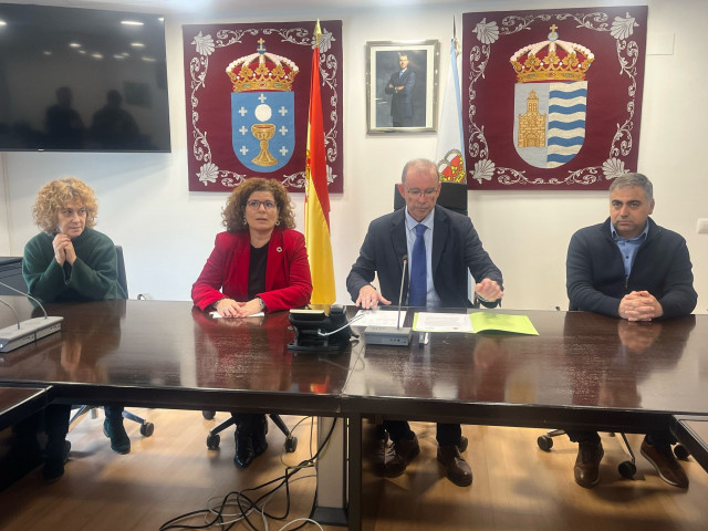 El alcalde del Ayuntamiento de Miño (A Coruña), Manuel Vázquez Faraldo, durante una reunión con la subdelegada del Gobierno en A Coruña, María Rivas.