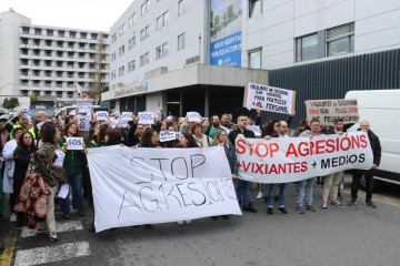 Protesta de profesionales sanitarios ante el Hospital de A Coruña por las agresiones