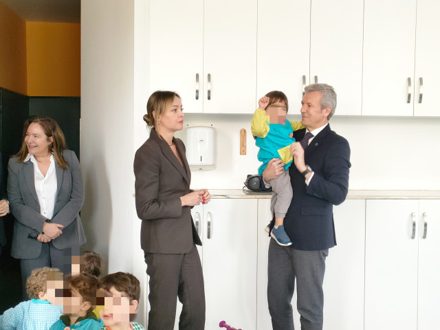 El presidente de la Xunta, Alfonso Rueda, y la conselleira de Política Social e Igualdade, Fabiola García, en la escuela infantil San Paio, del edificio Gota de Leche de Vigo, a 12 de marzo de 2025.