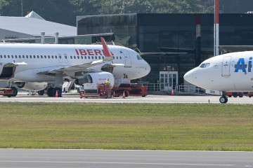 Archivo - Avión de Iberia en el aeropuerto de Alvedro.