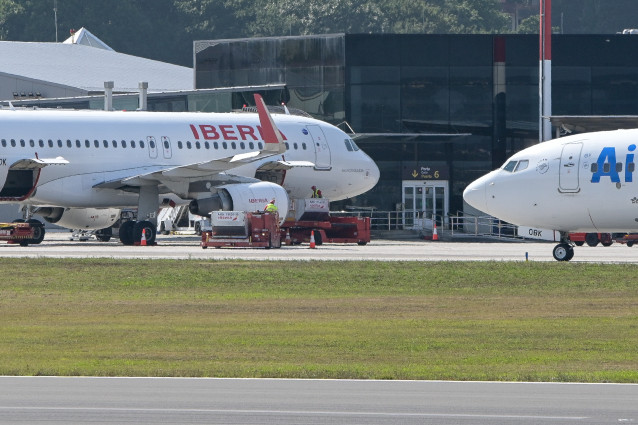 Archivo - Avión de Iberia en el aeropuerto de Alvedro.