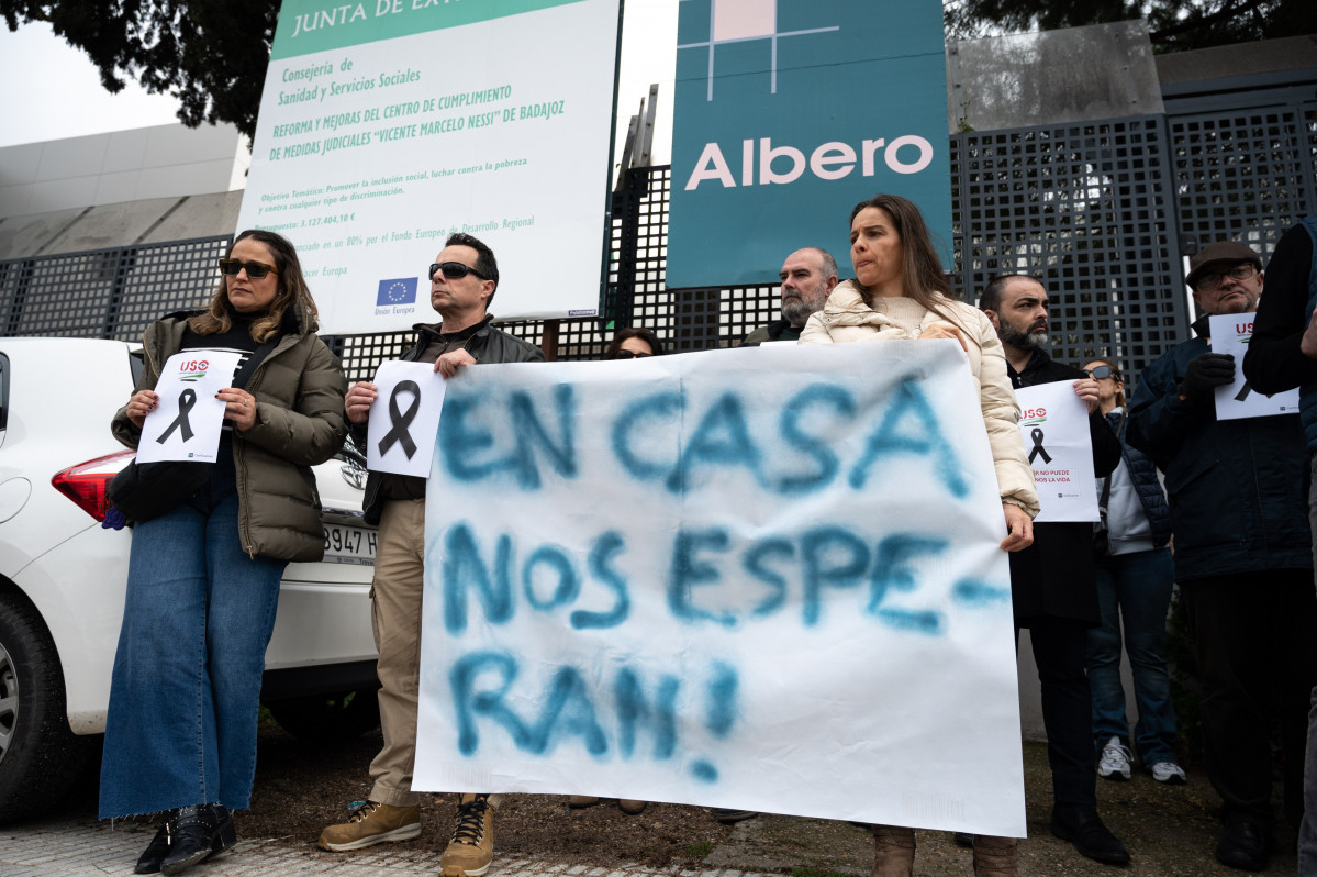 Manifestación por la Educadora social asesinada en un piso tutelado por tres menores, en la calle Castillo de Benquerencia de la urbanización Guadiana, a 10 de marzo de 2025, en Badajoz, Extremadura (España).