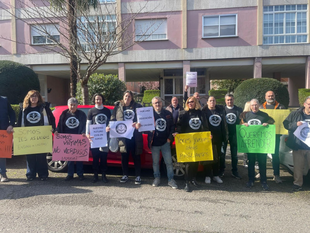 Protesta de padres contra una profesora de Matemáticas ante el IES As Lagoas de Ourense.