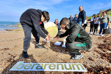 Investigadores vigueses inician un proyecto de ciencia ciudadana para crear el primer banco nacional de arena de playa.