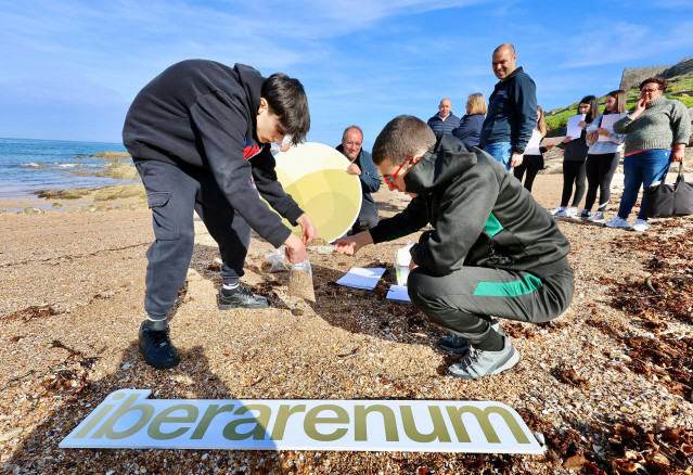 Investigadores vigueses inician un proyecto de ciencia ciudadana para crear el primer banco nacional de arena de playa.