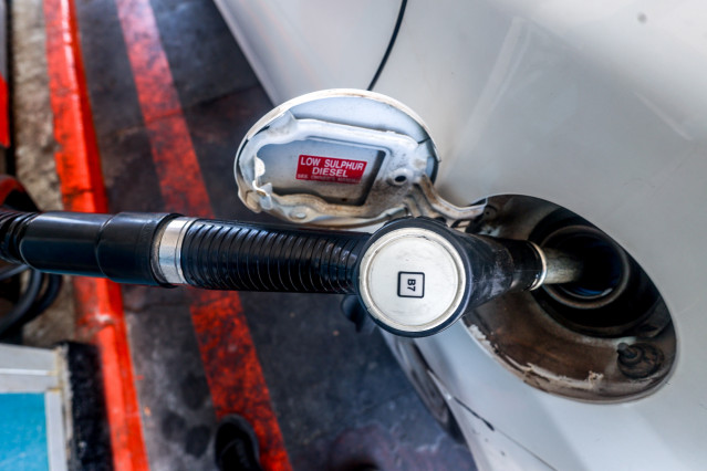 Archivo - Un coche repostando en una gasolinera, a 1 de agosto de 2024, en Madrid (España). El precio de los carburantes en España ha proseguido esta semana su tendencia bajista y ha encadenado su tercera caída, abaratándose hasta un 0,6% en plena operaci