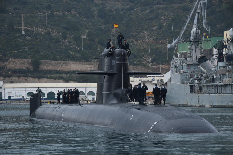 Un submarino sale a flote en la ría de Pontevedra: el S-81 'Isaac Peral' de la Armada llega a Marín