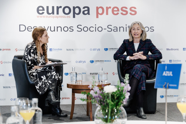 La jefa de Salud e Infosalus de Europa Press, Cristina Velázquez, y la consejera de Salud y Consumo de la Junta de Andalucía, Rocío Hernández, durante un Desayuno Socio-Sanitario de Europa Press.