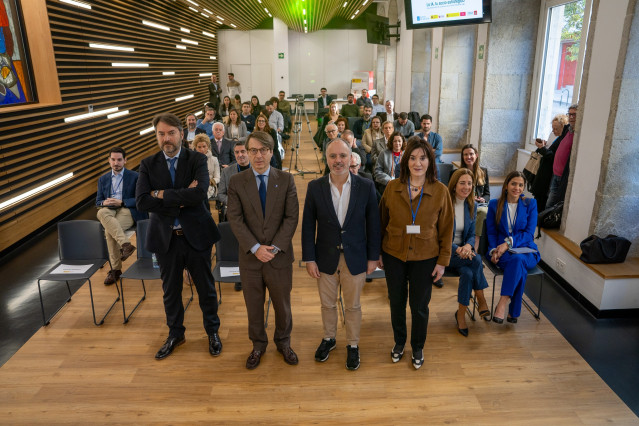 El conselleiro Miguel Corgos y el delegado de Zona Franca de Vigo participan en un foro sobre utilización de Inteligencia Artificial en la industria y las empresas.