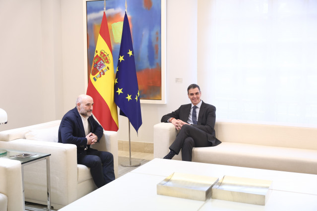 El presidente del Gobierno, Pedro Sánchez (d), recibe al portavoz del BNG en el Congreso, Néstor Rego (i), en el Palacio de la Moncloa, a 13 de marzo de 2025, en Madrid (España). El presidente del Gobierno recibe a los portavoces de los partidos con repre