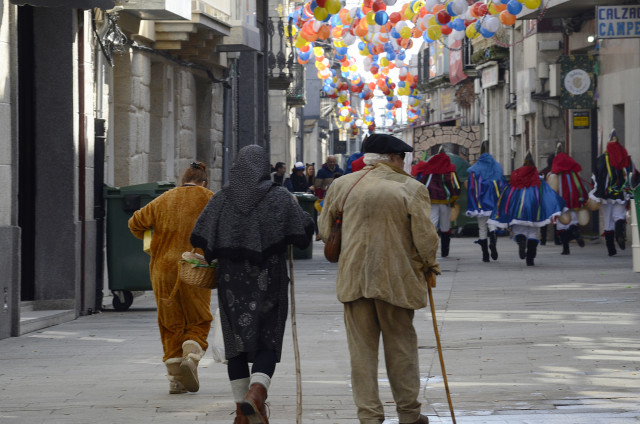 Archivo - Varias personas asisten al desfile de charangas en la celebración del Domingo de Piñata, durante la celebración del Entroido de Xinzo de limia, a 26 de febrero de 2023, en Xinzo de Limia, Ourense, Galicia, (España). Las Fiestas del Carnaval de X