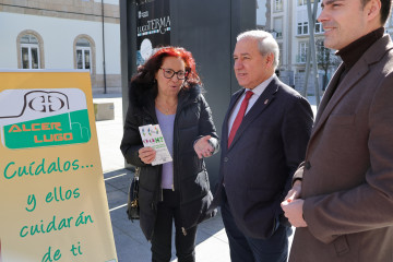 El presidente de la Diputación de Lugo, José Tomé Roca, este jueves en su visita a la mesa de cuestación instlada por Alcer Lugo frente al Pazo de San Marcos