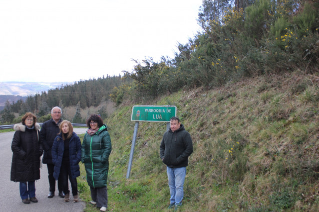 La diputada en el Parlamento Gallego Montse Valcárcel visitó los montes de pinos de las parroquias de Valonga y Lúa, en Pol (Lugo), afectados por la enfermedad de las bandas