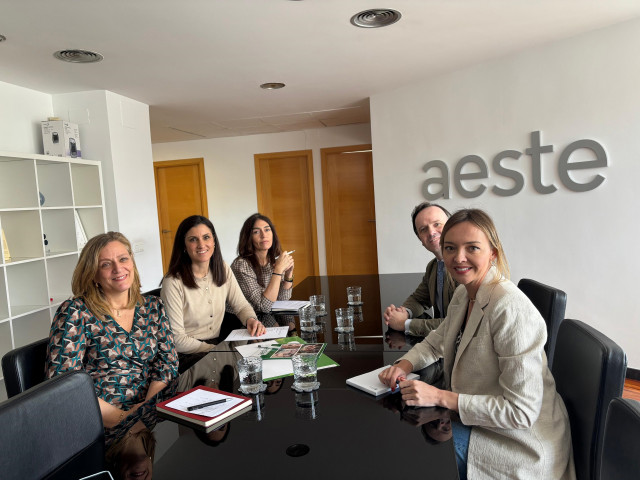 La conselleira de Política Social e Igualdade, Fabiola García, en una reunión con representantes de la Asociación de Empresas de Servicios para la Dependencia (Aeste).