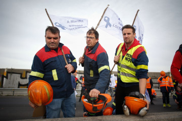 Archivo - Varias personas durante una protesta de trabajadores de Alcoa, a 23 de noviembre de 2024, en Ribadeo, Lugo, Galicia (España). Una protesta de cientos de trabajadores de Alcoa San Cibrao ha 