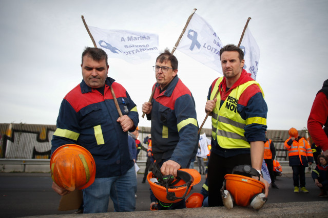 Archivo - Varias personas durante una protesta de trabajadores de Alcoa, a 23 de noviembre de 2024, en Ribadeo, Lugo, Galicia (España). Una protesta de cientos de trabajadores de Alcoa San Cibrao ha cortado durante unos minutos la autovía A-8 a la altura