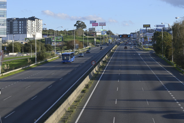 Archivo - Una carretera en A Coruña, Galicia (España), a 30 de octubre de 2020. La Xunta ha ordenado el cierre perimetral de todas las ciudades gallegas, debido a la mala evolución la pandemia de COVID-19, y restringirá las reuniones únicamente a personas