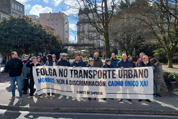 Trabajadores del transporte urbano se han concentrado este viernes en la Praza de Galicia.