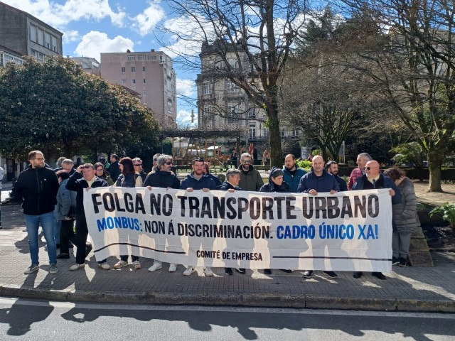 Trabajadores del transporte urbano se han concentrado este viernes en la Praza de Galicia.