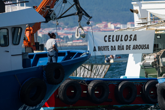 Archivo - Varias personas durante una manifestación en barco contra Altri, a 12 de junio de 2024, en Ría de Arousa, A Coruña, Galicia.