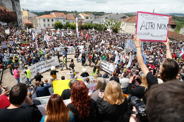 Archivo - Cientos de personas protestan durante una manifestación contra la empresa de celulosa Altri, a 26 de mayo de 2024, en Palas de Rei, Lugo, Galicia.