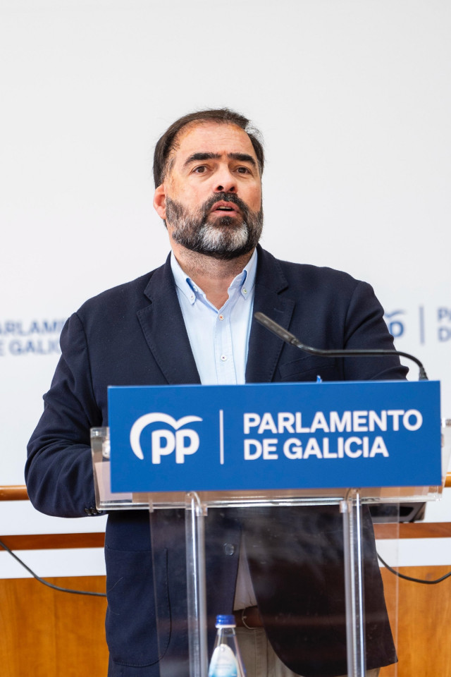 El portavoz parlamentario del PPdeG, Alberto Pazos Couñago, en rueda de prensa.