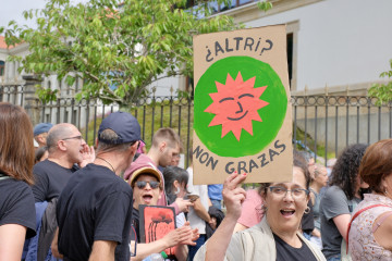 Archivo - Varias personas durante una nueva protesta contra la empresa de celulosa Altri, en la puerta principal de la Xunta de Galicia, a 30 de junio de 2024, en Santiago de Compostela, A Coruña, Ga