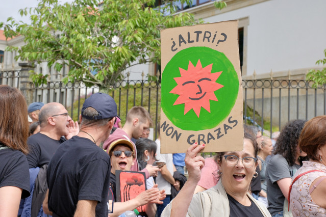 Archivo - Varias personas durante una nueva protesta contra la empresa de celulosa Altri, en la puerta principal de la Xunta de Galicia, a 30 de junio de 2024, en Santiago de Compostela, A Coruña, Galicia (España). Hoy tiene lugar una nueva movilización a