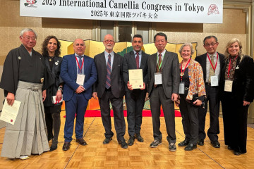 El presidente de la Diputación de Pontenvedra, Luis López, con el certificado de renovación del Pazó de Rubiáns como jardín de excelencia Internacional de la camelia