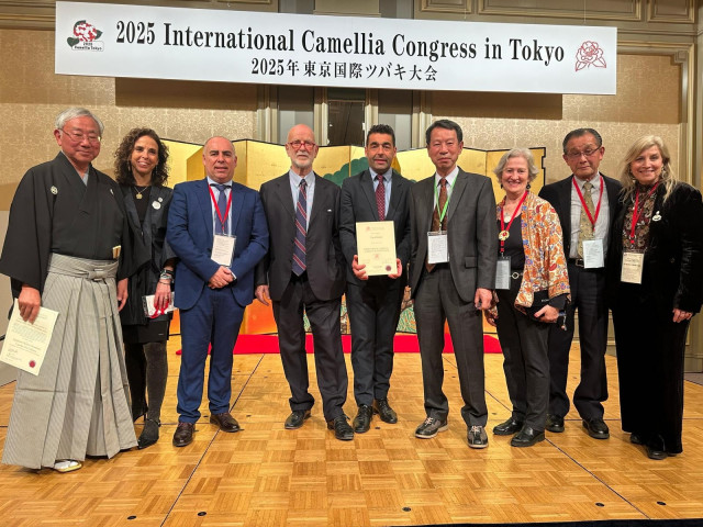 El presidente de la Diputación de Pontenvedra, Luis López, con el certificado de renovación del Pazó de Rubiáns como jardín de excelencia Internacional de la camelia