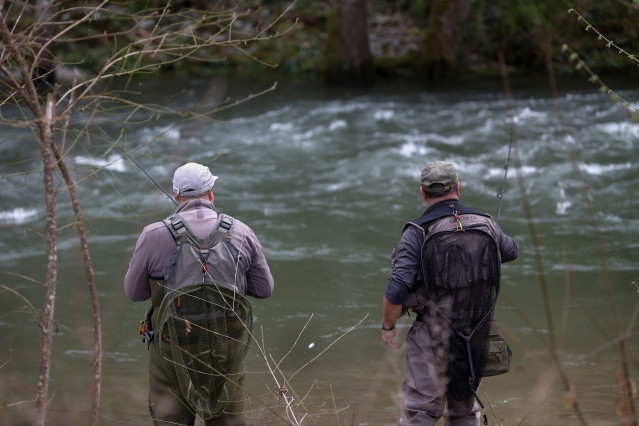 Archivo - Dos hombres pescan en el río Navia, a 17 de marzo de 2024, en Cervantes, Lugo, Galicia (España). Hoy ha comenzado la temporada de pesca fluvial.