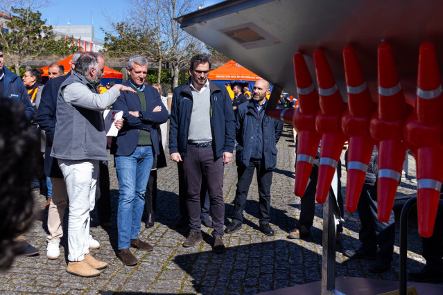 El presidente de la Xunta de Galicia, Alfonso Rueda, y el conselleiro de Presidencia, Diego Calvo, entregan material de protección civil en A Estrada