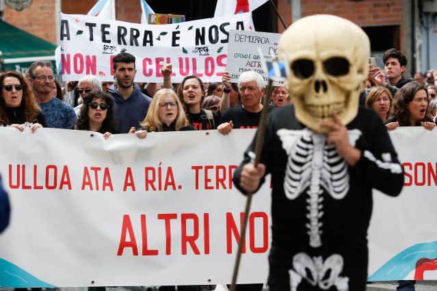 Archivo - Varias personas protestan durante una manifestación contra la empresa de celulosa Altri, a 26 de mayo de 2024, en Palas de Rei, Lugo, Galicia (España).