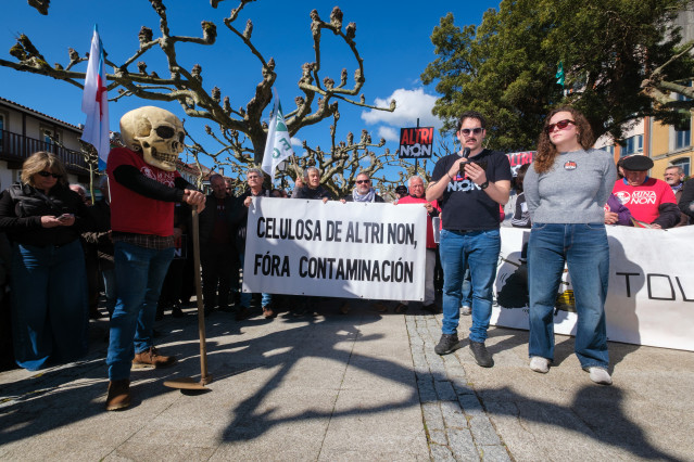 Cientos de personas han llenado la Praza de Galicia de Arzúa para clamar contra el proyecto que Altri quiere instalar en Palas de Rei (Lugo)