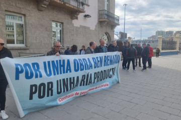 Mariscadores y mariscadoras de la ría de O Burgo, en una nueva concentración ante la Delegación del Gobierno en Galicia, ubicada en A Coruña