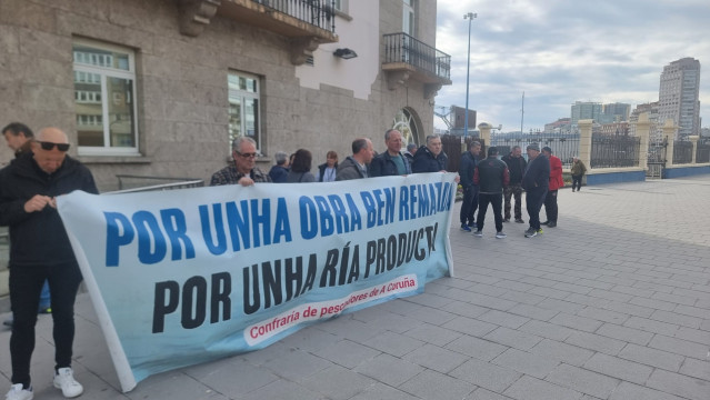 Mariscadores y mariscadoras de la ría de O Burgo, en una nueva concentración ante la Delegación del Gobierno en Galicia, ubicada en A Coruña