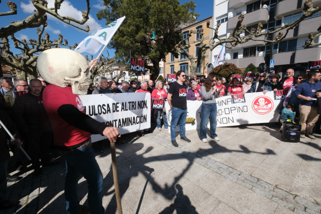 Decenas de personas durante una concentración contra Altri, a 16 de marzo de 2025, en Arzúa, A Coruña, Galicia (España). La Plataforma Ulloa Viva, que encabeza la concentración junto a otras organizaciones vecinales y medioambientalistas, ha reaccionado a