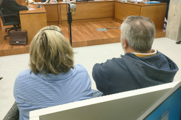 Dos directivos de una empresa de construcción de casas de madera de Vigo, en un juicio por apropiación indebida, en el que la mujer fue exculpada y el hombre condenado a 6 meses de prisión.