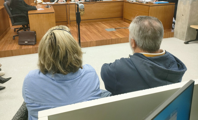 Dos directivos de una empresa de construcción de casas de madera de Vigo, en un juicio por apropiación indebida, en el que la mujer fue exculpada y el hombre condenado a 6 meses de prisión.